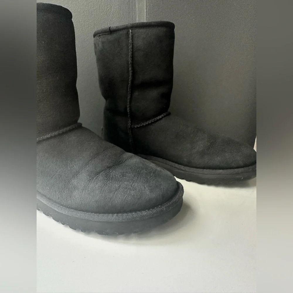 UGG Classic Short II Shearling Boots, Women’s Size 9